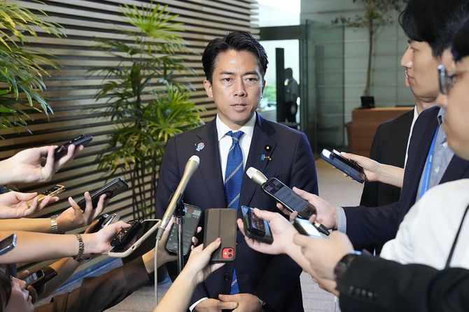 石破茂首相と面会後、記者団の取材に応じる小泉進次郎農相＝2025年9月17日、首相官邸