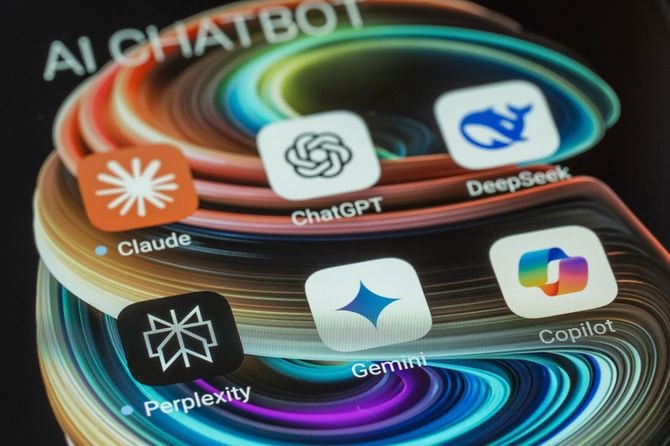 スマホの画面に並ぶ、ChatGPT、Geminiなど生成AIアプリのアイコン