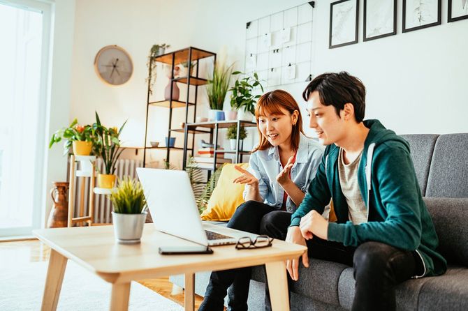 オンラインミーティングをする夫婦