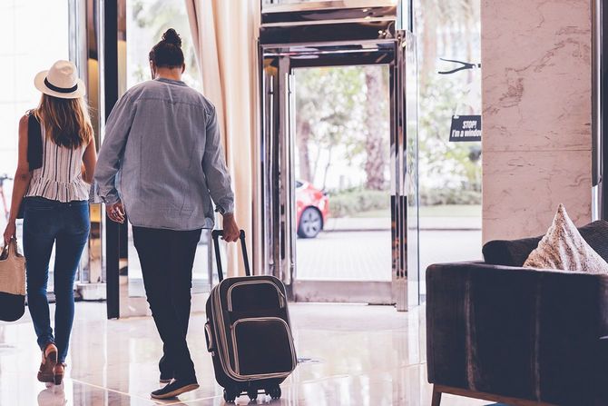 ホテルのロビーを歩く宿泊客