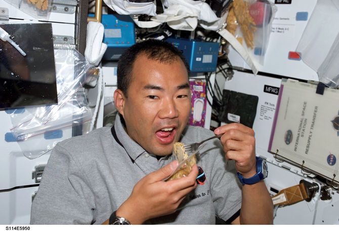 世界初の宇宙食ラーメンを食べている瞬間