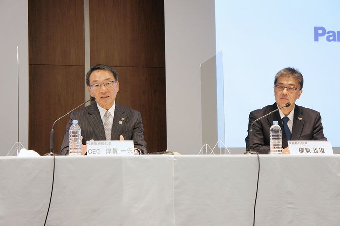 経営方針説明会に臨むパナソニックの津賀一宏社長（左）と次期社長の楠見雄規常務執行役員
