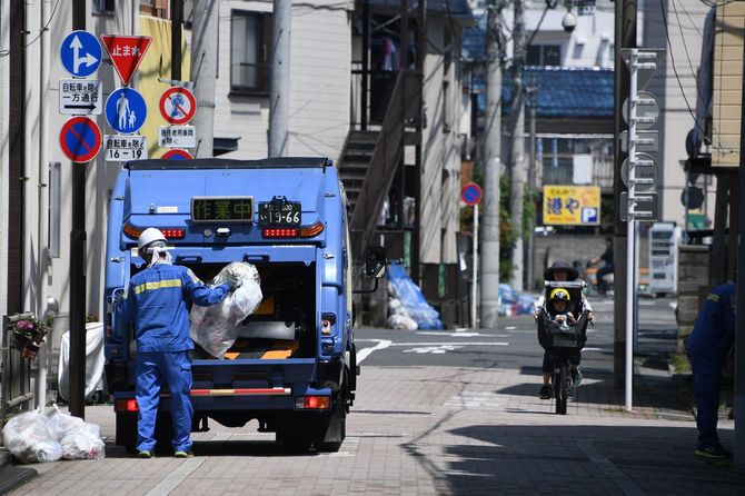 資源ごみを収集する葛飾区職員