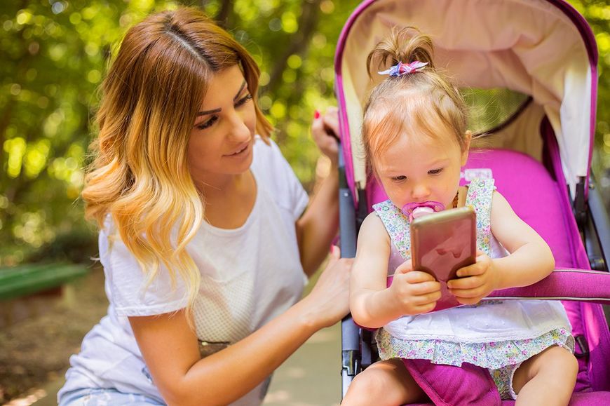 子供にスマホで遊ばせる母親