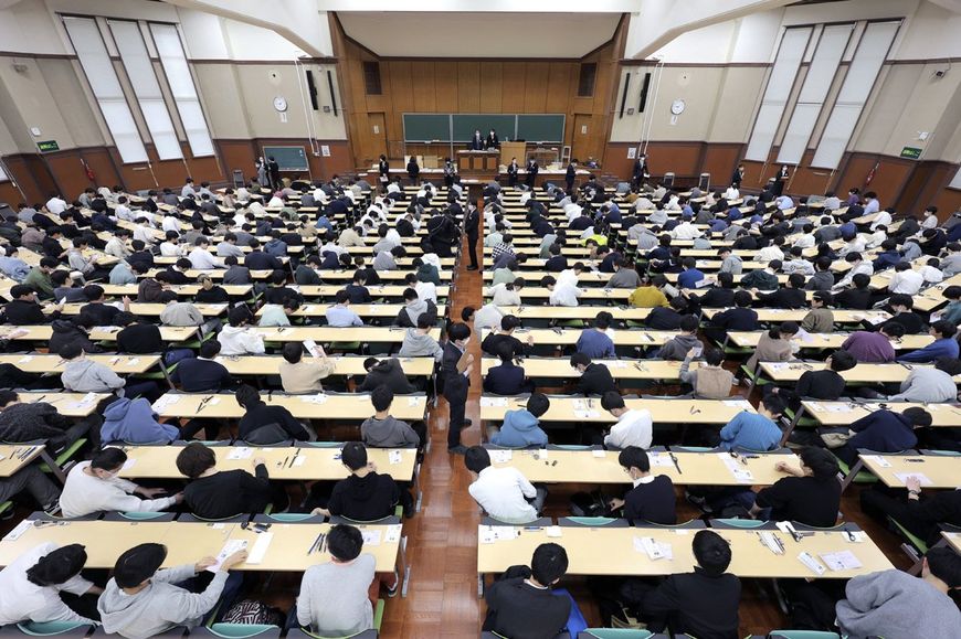 大学受験／試験開始を待つ受験生