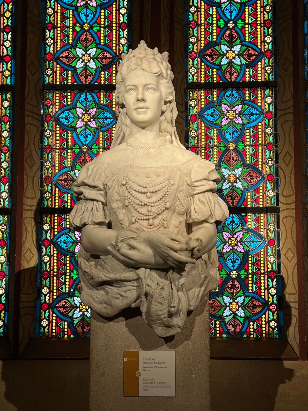ハンガリー王妃としてエリザベートの戴冠式が行われたマーチャーシュ教会にあるエリザベートの胸像。