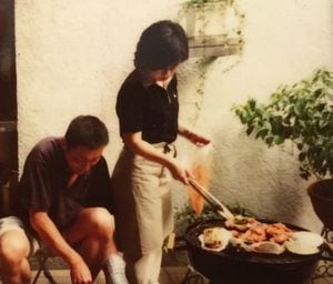 時折、週末に自宅で開くバーベキューパーティー。中央で焼いているカルダモンとクミンのきいたチキンマサラは十八番(写真=本人提供)