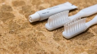 ホテルに置いてある｢硬め｣歯ブラシは要注意…歯周病と肺炎のリスクを遠ざける｢正しい口腔ケア｣の2要素