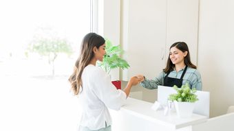 1万2000円相当のdポイントをJALのマイルに交換すると「2万5700円分の航空券」となる