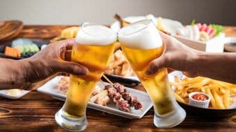 ウコンでも牛乳でもない…医師が二日酔い防止で｢乾杯のビール｣の前に食べることを勧める"コンビニ食材"