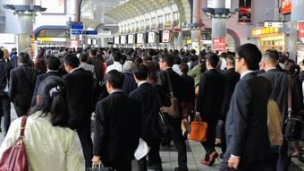 日本特有の｢通勤定期｣は廃止すべき…経済学者が｢夫は遠距離通勤､妻は主婦｣の元凶だと指摘するワケ