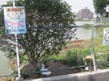 公園 小学生 盗撮 の恐ろしさ フェンスだけでは足りない｢ため池｣の安全対策 |  PRESIDENT Online（プレジデントオンライン）