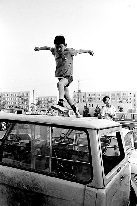 車の上に駆け上がる少年