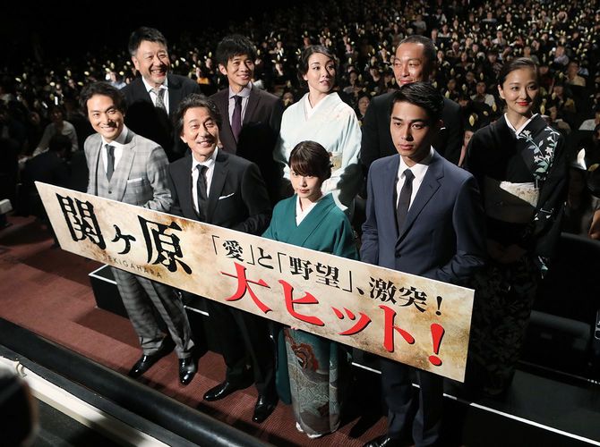 映画「関ヶ原」のロードショーが始まり、舞台あいさつする東出昌大さん(前列右端)ら出演者=2017年8月26日、東京都千代田区