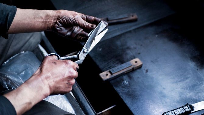 手作業をする職人の手元