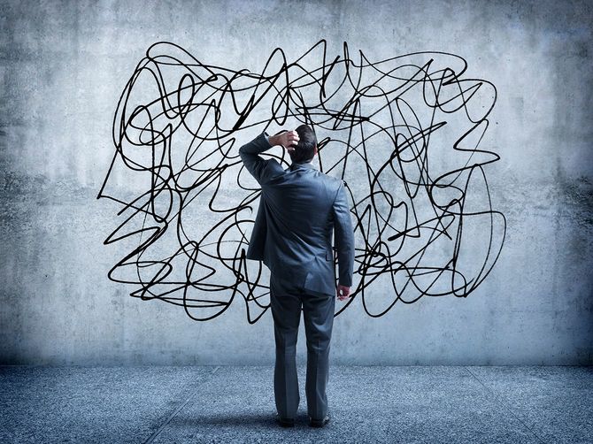 理解できないビジネスマン見つめるの落書きの壁