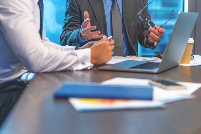 ノートパソコンで作業する2人のビジネスマン