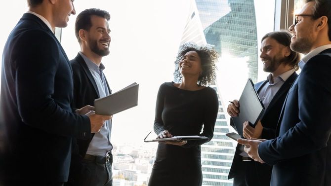 オフィスで和やかに対話するグループ