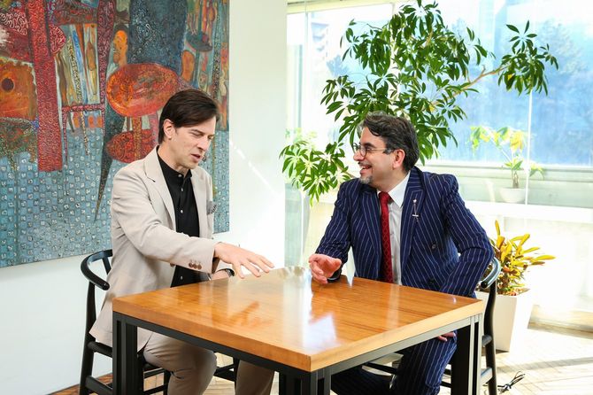 エコノミストのエミン・ユルマズさん（右）とお笑い芸人のパックンさん。