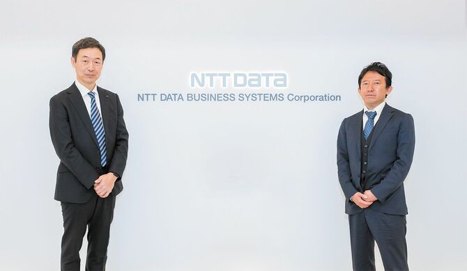株式会社NTTデータ ビジネスシステムズ 代表取締役社長の河野 吉晴様（左）と第一システム事業本部ITソリューション事業部ITソリューション企画営業部長の山本 康二様（右）。