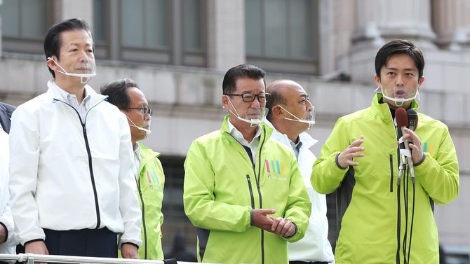 大阪維新の会と公明党の「大阪都構想」合同街頭演説で発言する（右手前から）吉村洋文大阪府知事と松井一郎大阪市長、公明党の山口那津男代表＝2020年10月18日、大阪市中央区