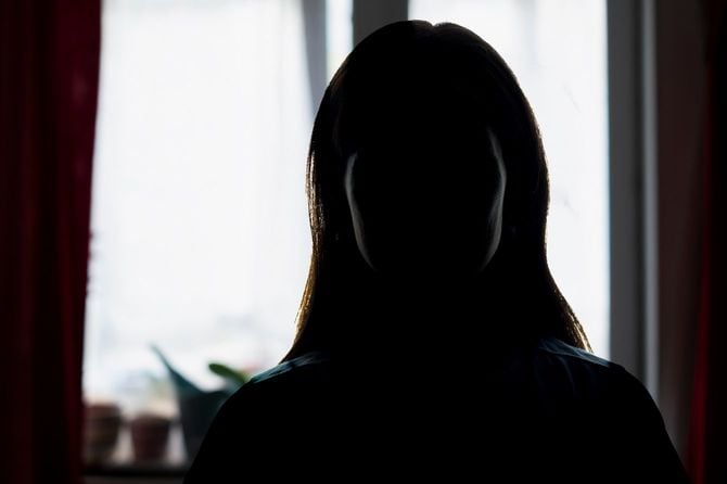 逆光になっていて顔が見えない女性