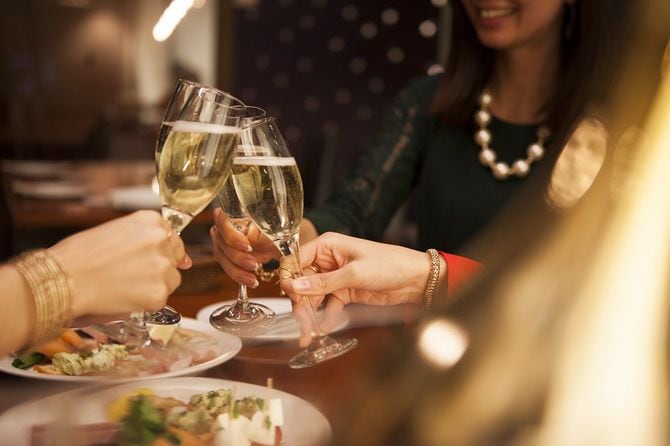 シャンパンで乾杯をする人たち