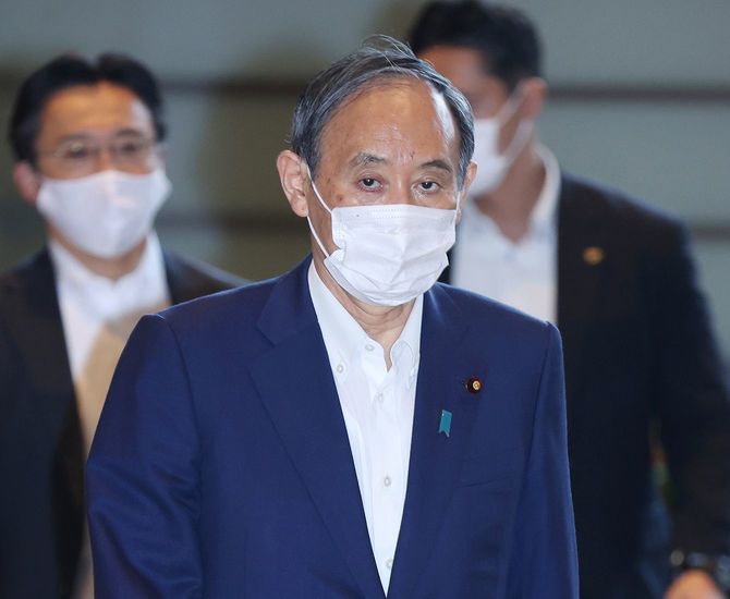 首相官邸に入る菅義偉首相=2021年9月3日午前、東京・永田町