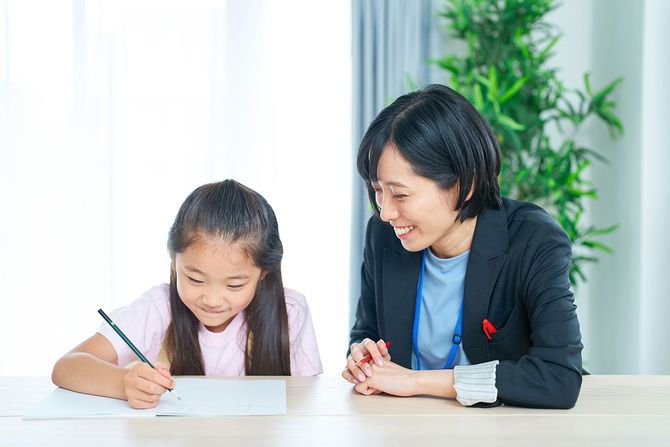 子供に勉強を教える家庭教師