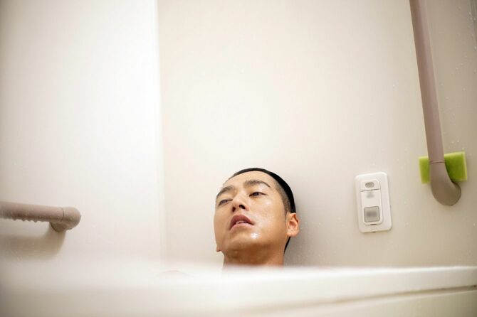 お風呂につかる男性