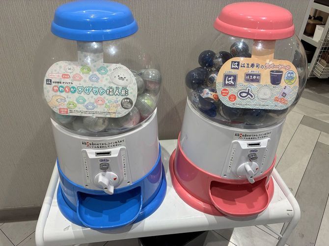 筆者が訪れた店舗では、指人形とラバーシールの2機からガチャが選べた