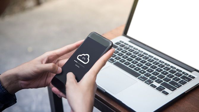 ラップトップとスマートフォン