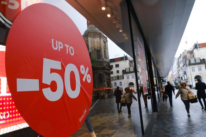 ベルギーのショッピングモールの窓に貼られた－50％のシール