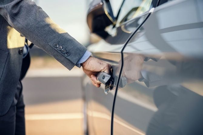 ビジネスマンが車のドアを開ける