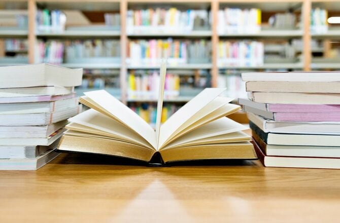 図書館の机の上に開かれた本