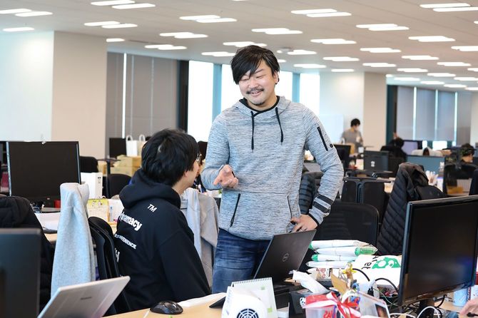 同僚に話しかける男性