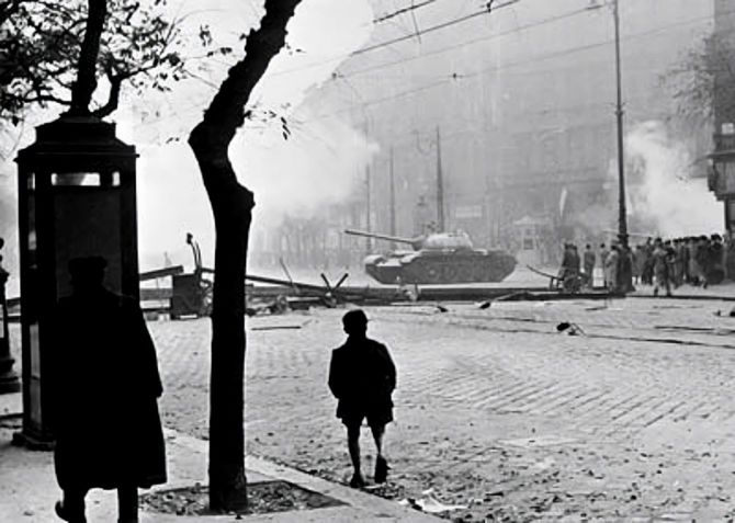 1956年10月、ハンガリー・ブダペストで道路のバリケードを撤去しようとするソ連戦車。