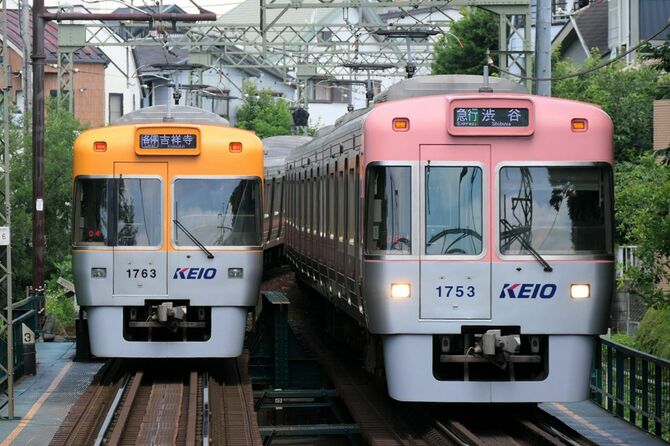 井の頭公園駅付近にて離合する京王井の頭線1000系電車、2020年6月8日