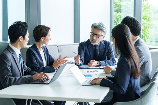 オフィスでミーティング中のグループ