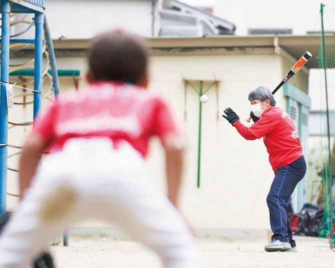 まだ機敏に動けない3年生には、彼らが動かなくて済むようなゴロやフライを正確に打ち分ける。