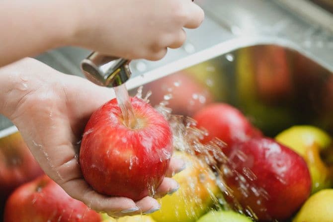 リンゴを洗う人の手元