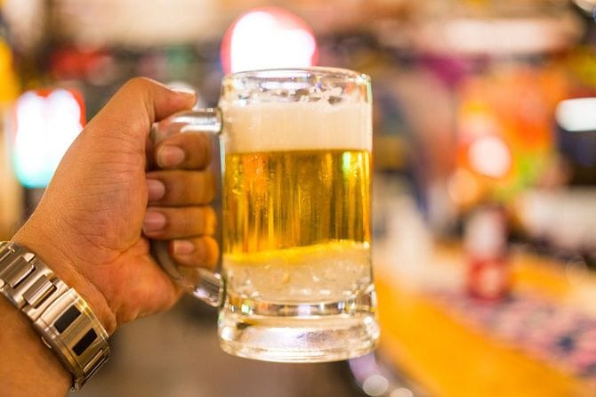 ビールの入ったジョッキを持つ手