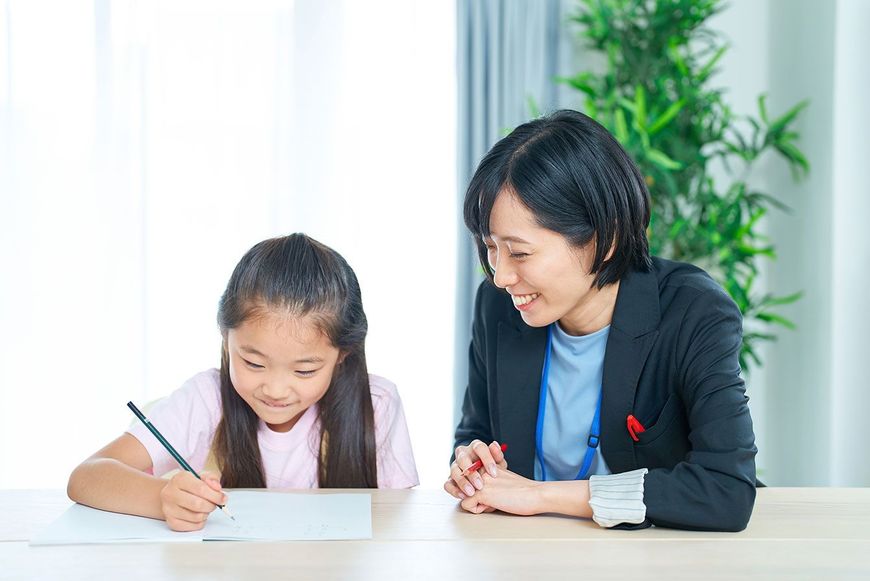 子供に勉強を教える家庭教師
