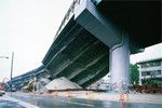 1995年1月17日発生した阪神大震災。死者は約6400人。
