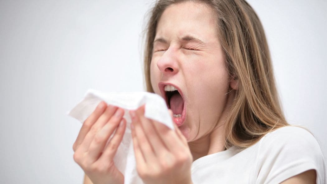 ｢高齢者の花粉症｣は最悪の場合死を招く…体に異常な負荷がかかる､絶対にしてはいけない｢くしゃみの止め方｣ 失神や骨折､肺炎などを引き起こす