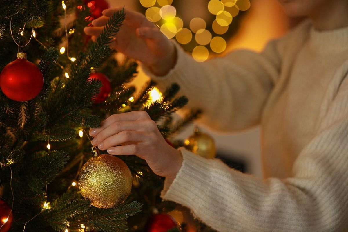 クリスマスツリーを飾る女性