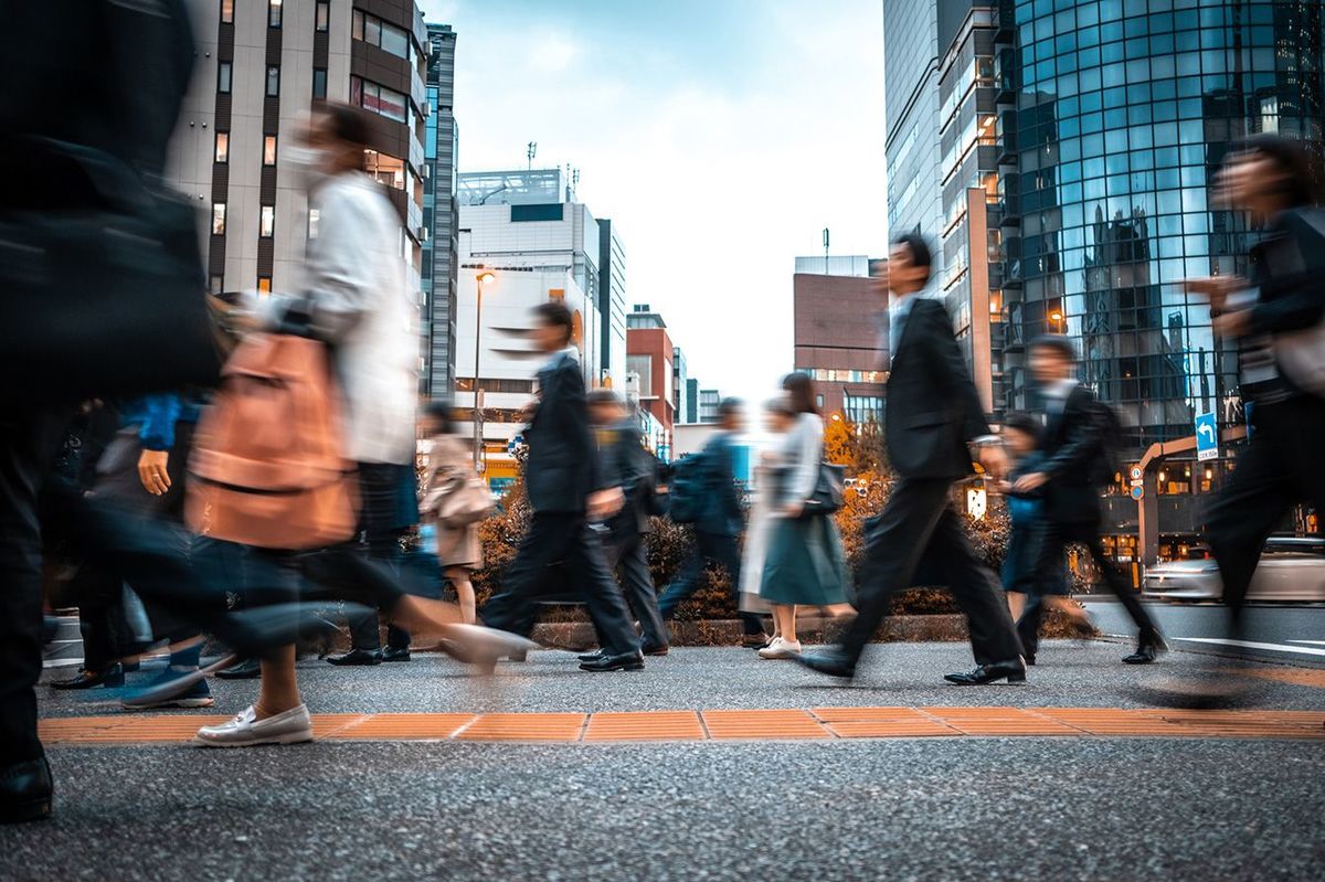 都会の道路を歩く人々