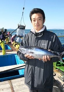 <strong>半澤淳也</strong>●水産流通部第一課課長代理。1971年、福島県生まれ。94年東京大学文学部卒、旧日商岩井入社。砂糖コーヒー部に配属し、2001年より4年半、英国駐在員に。06年に帰国し現職。08年9月より双日ツナファーム鷹島の取締役を兼務。