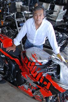 <strong>岩城滉一</strong>●1951年、東京都生まれ。74年、東映「爆発!暴走族」で、主役デビュー。その後、映画、テレビで活躍。年齢を重ねるとともに、渋さが加わり、「男らしさ」と独特の雰囲気を持った二枚目俳優としての地位を築く。その一方で、「男の遊び心」を追求するライフスタイルが、注目を浴びている。現在、二輪と四輪のレーシングチーム「チームイワキ」を率いて、現役ライダーとして参戦中。