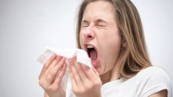 ｢高齢者の花粉症｣は最悪の場合死を招く…体に異常な負荷がかかる､絶対にしてはいけない｢くしゃみの止め方｣